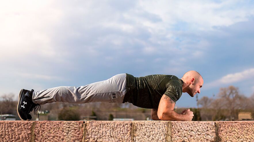Esercizio con il plank per ripristinare la forza maschile