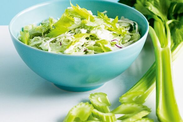 insalata di verdure con erbe per la potenza